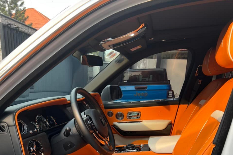 Chiếc SUV siêu sang Rolls-Royce Cullinan từng thuộc sở hữu của 1 người chơi xe khá kín tiếng tại Sài thành nhưng sở hữu cho mình không ít siêu xe và xe siêu sang khủng đã có ngoại hình khác lạ so với hình ảnh lăn bánh lần đầu tiên vào tháng 11/2019 ở "dàn chân" của xe.