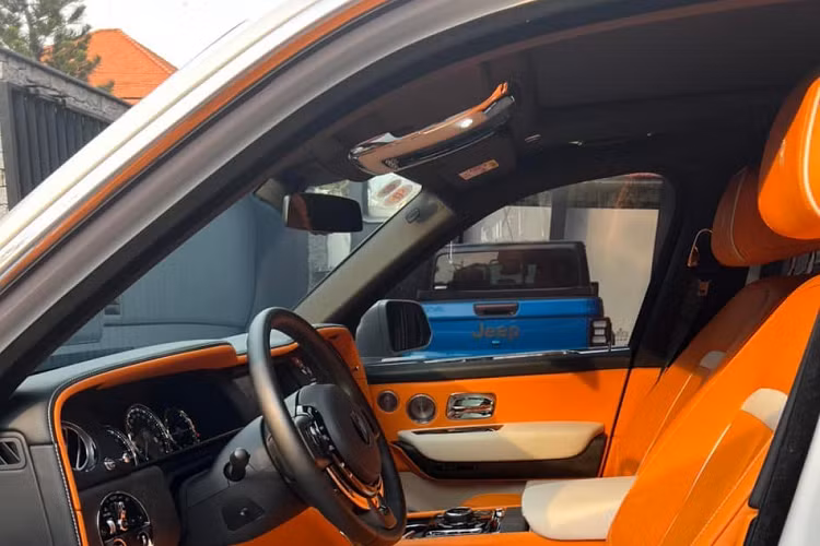 Chiếc SUV siêu sang Rolls-Royce Cullinan từng thuộc sở hữu của 1 người chơi xe khá kín tiếng tại Sài thành nhưng sở hữu cho mình không ít siêu xe và xe siêu sang khủng đã có ngoại hình khác lạ so với hình ảnh lăn bánh lần đầu tiên vào tháng 11/2019 ở "dàn chân" của xe.