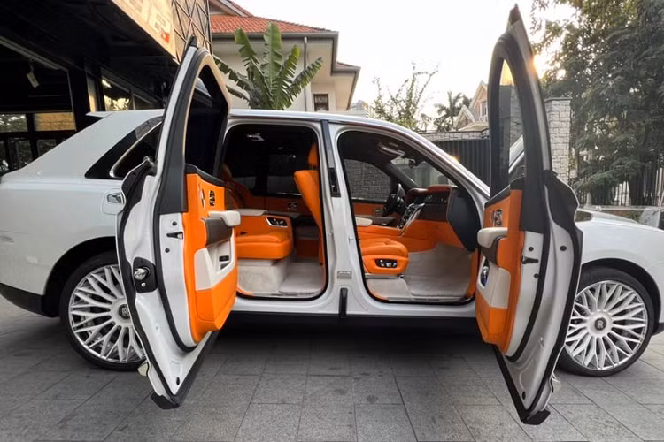 Mới đây nhất, chiếc SUV siêu sang Rolls-Royce Cullinan này đã được chủ nhân bán lại sau gần 3 năm mang về garage trải nghiệm.