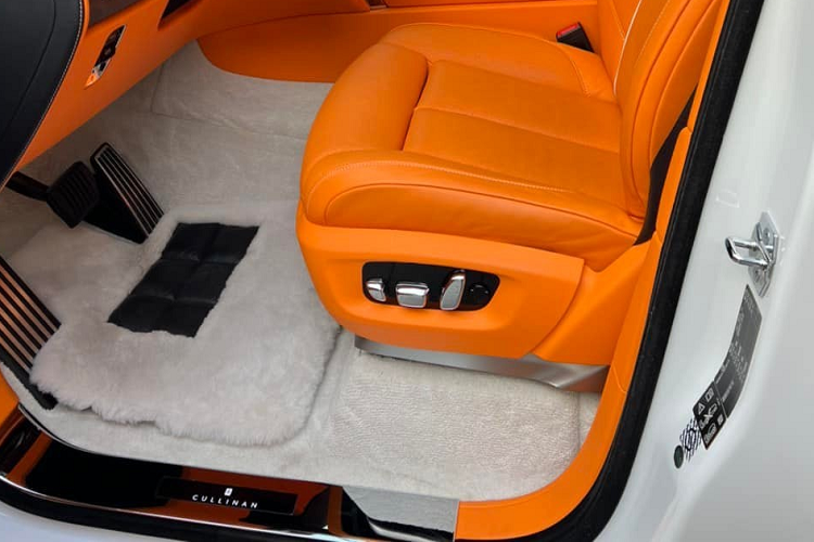 Cụ thể, diện mạo của chiếc xe Rolls-Royce Cullinan mới được chủ nhân bán lại đã độ la-zăng đa chấu kép với tông màu trắng rất nổi bật và ấn tượng, tông xuyệt tông với màu sơn của xe. Chưa hết, khoang lái của xe còn bọc da màu cam rất nổi bật.
