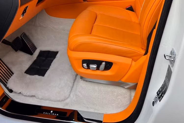 Cụ thể, diện mạo của chiếc xe Rolls-Royce Cullinan mới được chủ nhân bán lại đã độ la-zăng đa chấu kép với tông màu trắng rất nổi bật và ấn tượng, tông xuyệt tông với màu sơn của xe. Chưa hết, khoang lái của xe còn bọc da màu cam rất nổi bật.