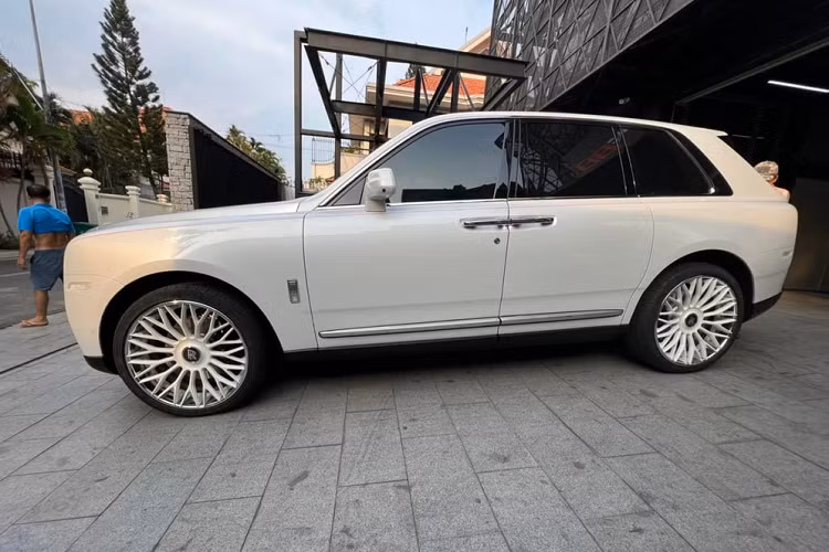 Dai gia Sai Gon rao ban Rolls-Royce Cullinan 