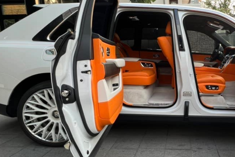 Đa phần số lượng xe SUV siêu sang Rolls-Royce Cullinan tại Việt Nam đều do các công ty nhập khẩu tư nhân mang về nước. Hiện chưa rõ mức giá thách cưới của chiếc xe Cullinan này, chỉ biết rằng, giá xe Rolls-Royce Cullinan theo diện chính hãng sẽ khiến giới nhà giàu Việt phải chi ra số tiền từ 31 tỷ đồng chưa bao gồm các tùy chọn đi kèm.