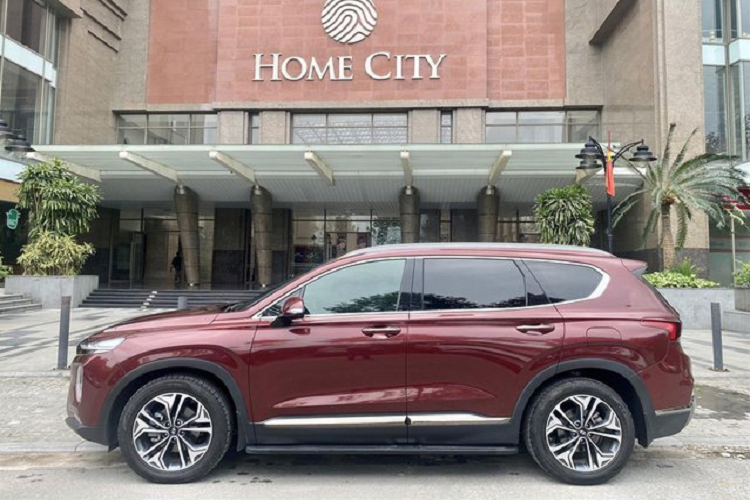 Với mức giá xe Hyundai SantaFe biển tứ quý mong muốn trên 1,5 tỷ đồng, đây có thể là món hời dành cho những tay chơi xe đang có mong muốn sở hữu cho mình một biển số xe khiến ai đi đường cũng phải ngoái nhìn. Biển tứ quý 9 của xe được nhiều người cho rằng sẽ đem lại tài lộc, vận may cho người cầm lái. Sau gần 2 năm lăn bánh, hiện ODO của xe đang dừng lại ở mức gần 19.000km.