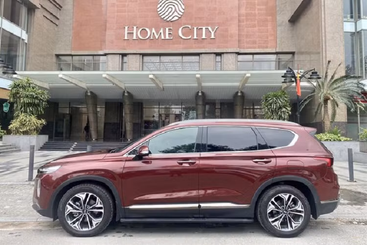 Với mức giá xe Hyundai SantaFe biển tứ quý mong muốn trên 1,5 tỷ đồng, đây có thể là món hời dành cho những tay chơi xe đang có mong muốn sở hữu cho mình một biển số xe khiến ai đi đường cũng phải ngoái nhìn. Biển tứ quý 9 của xe được nhiều người cho rằng sẽ đem lại tài lộc, vận may cho người cầm lái. Sau gần 2 năm lăn bánh, hiện ODO của xe đang dừng lại ở mức gần 19.000km.