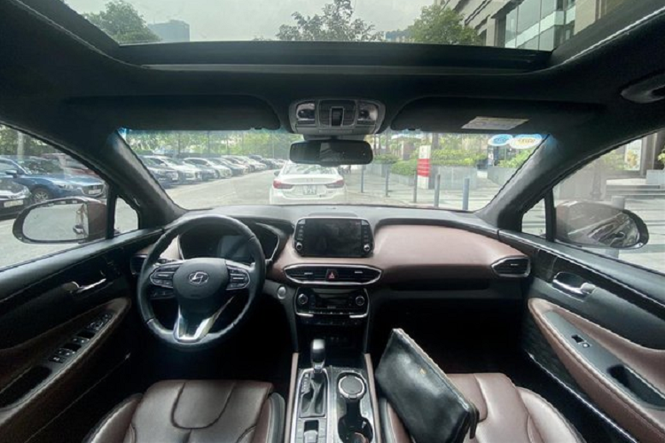 Diện mạo của xe vẫn còn rất mới, với nước sơn đỏ chính hãng cùng la-zăng 19 inch tăng vẻ khỏe khoắn, cứng cáp cho xe. Là phiên bản cao cấp nhất, chiếc Hyundai Santa Fe được trang bị nhiều đồ chơi mà phiên bản thông thường không có. Điểm qua các trang bị chính có thể kể đến cửa sổ trời panorama, hệ thống nhớ ghế lái, ghế phụ chỉnh điện, sưởi ghế hay màn HUD hiển thị kính lái.