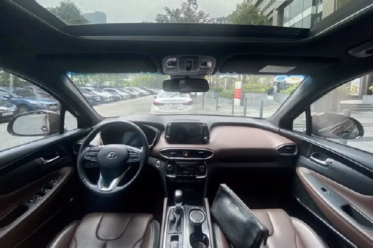 Diện mạo của xe vẫn còn rất mới, với nước sơn đỏ chính hãng cùng la-zăng 19 inch tăng vẻ khỏe khoắn, cứng cáp cho xe. Là phiên bản cao cấp nhất, chiếc Hyundai Santa Fe được trang bị nhiều đồ chơi mà phiên bản thông thường không có. Điểm qua các trang bị chính có thể kể đến cửa sổ trời panorama, hệ thống nhớ ghế lái, ghế phụ chỉnh điện, sưởi ghế hay màn HUD hiển thị kính lái.