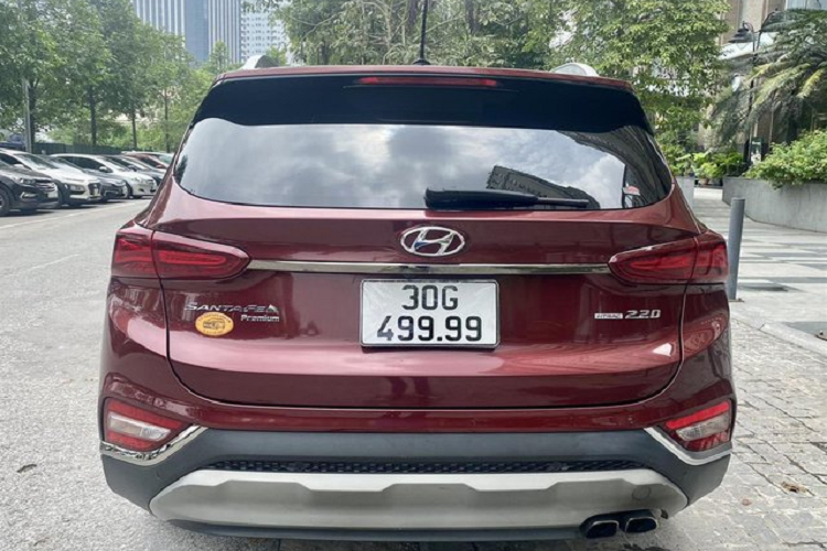 Chiếc Hyundai SantaFe biển tứ quý 9 trong bài thuộc đời 2020, phiên bản Premium và sử dụng động cơ chạy bằng dầu. Vào thời điểm ra mắt, một chiếc Santa Fe như này có mức giá niêm yết rơi vào khoảng hơn 1,2 tỷ đồng.