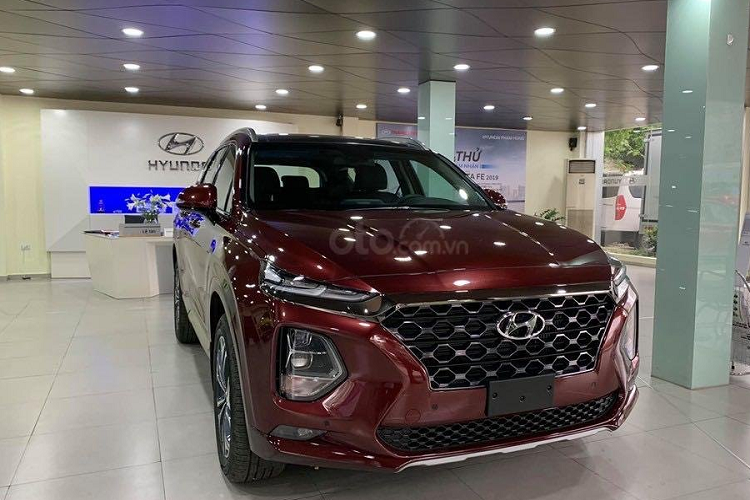 Xe được trang bị động cơ SmartStream D2.2, sử dụng nhiên liệu dầu. Với dung tích 2.2L, chiếc SantaFe có công suất 202 mã lực tại 3800 vòng/phút cùng momen xoắn cực đại 440 Nm tại 1.750-2.750 vòng/phút. Kể từ khi ra mắt thị trường vào năm 2000, Santa Fe đã góp phần giúp Hyundai khẳng định vị thế là nhà sản xuất xe số 1 của Hàn Quốc.