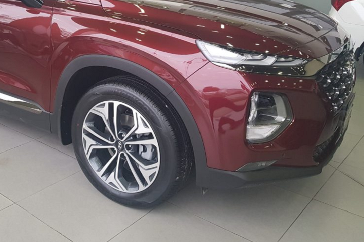 Tại thị trường Việt Nam, Hyundai SantaFe vẫn đang có mặt trong danh sách SUV bán chạy nhất hàng tháng, Trong tháng 5 vừa rồi, chỉ có 620 xe được bàn giao cho người mua. Tuy vậy, cộng dồn cả 5 tháng của năm 2022, SantaFe vẫn đang là mẫu xe có lượng hàng bán ra nhiều nhất phân khúc.