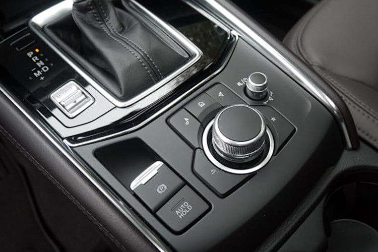 Bên cạnh đó là những trang bị an toàn như camera 360 độ, cảm biến đỗ xe phía trước, hỗ trợ phanh khi lùi và gói công nghệ i-Activsense. Gói công nghệ an toàn chủ động này bao gồm hệ thống kiểm soát hành trình tích hợp radar, cảnh báo chệch làn đường và hỗ trợ giữ làn đường.