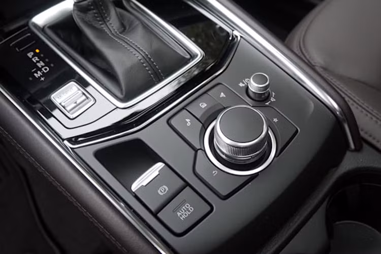 Bên cạnh đó là những trang bị an toàn như camera 360 độ, cảm biến đỗ xe phía trước, hỗ trợ phanh khi lùi và gói công nghệ i-Activsense. Gói công nghệ an toàn chủ động này bao gồm hệ thống kiểm soát hành trình tích hợp radar, cảnh báo chệch làn đường và hỗ trợ giữ làn đường.