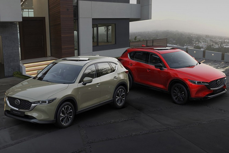 Khi mua Mazda CX-5 2022 bản Elite, khách hàng Indonesia có thể chọn các màu sơn như vàng cát, đỏ, xám, trắng và đen. Trong khi đó, bản Kuro có thêm màu xám Polymetal Gray nhưng không có màu vàng cát và đen. Dự kiến, sau Indonesia, Mazda CX-5 mới cũng sẽ nhanh chóng có mặt tại các thị trường Đông Nam Á khác như Việt Nam.