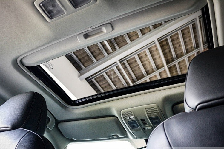 Các trang bị khác như; màn hình hiển thị thông tin kính lái HUD, mở cửa không cần chìa khóa, ghế chỉnh điện, nhớ vị trí, sạc điện thoại thông minh không dây, gương chiếu hậu chống chói và cảm biến đá chân để mở cốp.