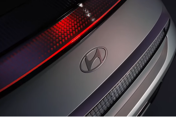 Ghế bọc da nhân tạo, ghế trước sưởi ấm/làm mát, ghế lái chỉnh điện 8 hướng, cửa cốp chỉnh điện thông minh, hệ thống sạc các thiết bị bên trong xe, đèn pha/đèn hậu LED, kính lái/kính cửa sổ cách âm, tay nắm cửa tự động và kính trước cản tia UV.