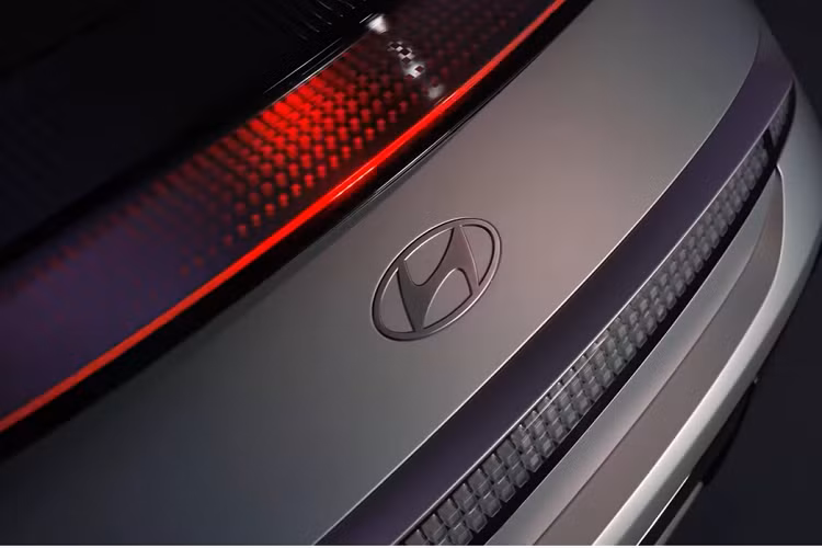 Ghế bọc da nhân tạo, ghế trước sưởi ấm/làm mát, ghế lái chỉnh điện 8 hướng, cửa cốp chỉnh điện thông minh, hệ thống sạc các thiết bị bên trong xe, đèn pha/đèn hậu LED, kính lái/kính cửa sổ cách âm, tay nắm cửa tự động và kính trước cản tia UV.