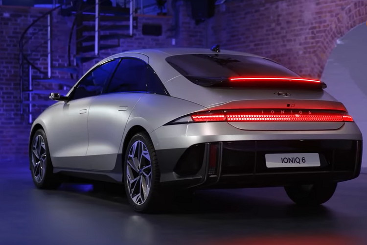 Công suất tối đa của mô-tơ điện trên cầu sau của Hyundai Ioniq 6 2023 phiên bản Long Range là 229 mã lực. Con số tương ứng của phiên bản Long Range 2 mô-tơ điện là 325 mã lực. Thời gian tăng tốc từ 0-100 km/h của Hyundai Ioniq 6 2023 phiên bản Long Range 2 mô-tơ điện là 5,1 giây.