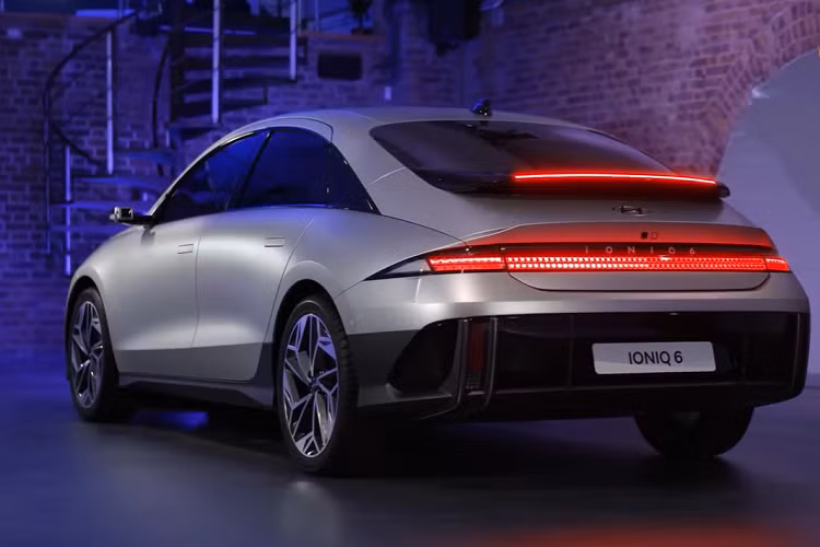Công suất tối đa của mô-tơ điện trên cầu sau của Hyundai Ioniq 6 2023 phiên bản Long Range là 229 mã lực. Con số tương ứng của phiên bản Long Range 2 mô-tơ điện là 325 mã lực. Thời gian tăng tốc từ 0-100 km/h của Hyundai Ioniq 6 2023 phiên bản Long Range 2 mô-tơ điện là 5,1 giây.