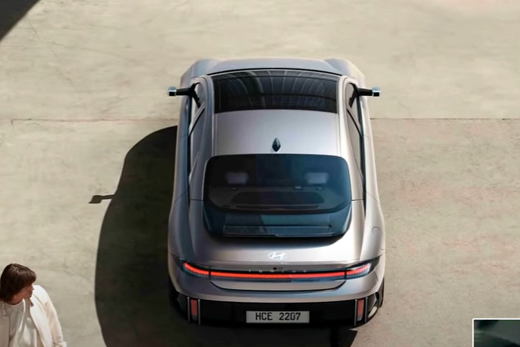 Hyundai Ioniq 6 2023 bản Long Range Exclusive Plus có thêm hệ thống kiểm soát hành trình thích ứng, hỗ trợ lái xe trên cao tốc, hệ thống đèn viền nội thất 2 màu, màn hình hiển thị thông tin kính lái, gương chiếu hậu kỹ thuật số, khóa kỹ thuật số, hệ thống sạc các thiết bị bên ngoài xe.