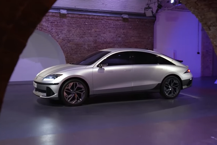 Hyundai Ioniq 6 2023 phiên bản Standard Range dùng cụm pin 53 kWh nên có thể chạy được 367 km nếu dùng vành 18 inch. Trong khi đó, phiên bản Long Range dùng pin 77,4 kWh nên sở hữu phạm vi di chuyển sau khi sạc pin là 524 km với vành 18 inch và 452 km với vành 20 inch