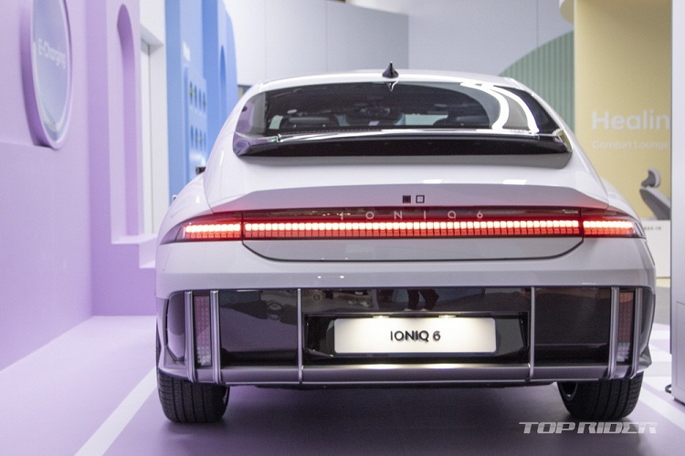 Bản Prestige với ghế bọc da thân thiện môi trường, đèn pha thông minh, ghế lái với tính năng thư giãn, camera 360 độ, cảnh báo khoảng cách đỗ xe hai bên sườn và hỗ trợ đỗ xe từ xa thông minh. Riêng hệ thống âm thanh Bose cao cấp và camera kỹ thuật số thay cho gương chiếu hậu là trang bị tùy chọn của xe.