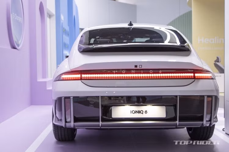 Bản Prestige với ghế bọc da thân thiện môi trường, đèn pha thông minh, ghế lái với tính năng thư giãn, camera 360 độ, cảnh báo khoảng cách đỗ xe hai bên sườn và hỗ trợ đỗ xe từ xa thông minh. Riêng hệ thống âm thanh Bose cao cấp và camera kỹ thuật số thay cho gương chiếu hậu là trang bị tùy chọn của xe.