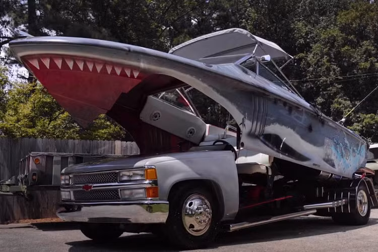 Tên ông ấy là Kurt Morello và ông là một kiến trúc sư hải quân kiêm thợ chế tạo xe hot rod từ Woodstock, Georgia, đồng thời cũng là người sáng tạo và chủ sở hữu của Shark Boat Chevry. Xe tải lai thuyền Shark Boat Chevry là một phương tiện khá thú vị, nhưng bạn cũng có thể mô tả nó là những gì có thể xảy ra nếu bạn để một đứa trẻ nghịch ngợm với các công cụ trong nhà xưởng.