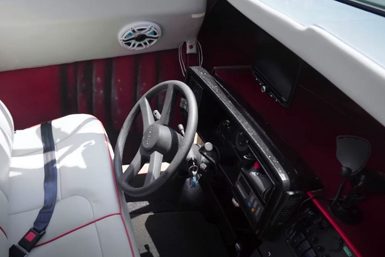 Về cơ bản, Shark Boat Chevry là một chiếc thuyền bằng sợi thủy tinh nằm trên một chiếc xe tải tự đổ Chevrolet, với cả hai phương tiện được cắt bỏ vừa đủ để chúng có thể kết hợp thành một phương tiện. Trên đầu chiếc xe kỳ dị này, Kurt đã vẽ trang trí hình răng cá mập trong miệng cá mập, và những họa tiết khác liên quan đến chủ đề cá mập và nước.