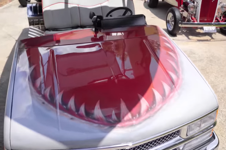 Kurt cho biết rằng ông ấy đã dành trọn 3 năm trọn để hoàn thiện Shark Boat Chevy độc đáo này. Những điểm đặc biệt mà ông chỉ ra bao gồm ống xả độ riêng, khung bảo vệ hành khách thép, còi tàu, và hệ thống âm thanh hiện đại có chi phí tới 10.000 USD. Nhìn chung, Shark Boat Chevry quả thực là một phương tiện độc đáo, và là niềm tự hào của Kurt.