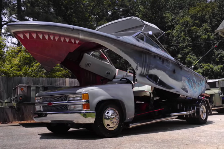 Kurt thậm chí còn đặt các lỗ cho cần câu ở ngoại thất, do đó Kurt và bạn bè của mình có thể giả vờ như họ đang câu cá khi họ đi chơi xa - “câu cá từ bãi đậu xe,” ông cười nói.