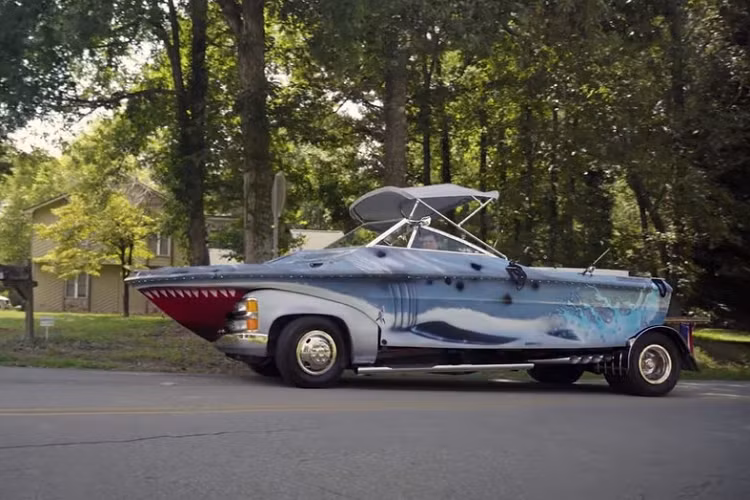 Bên trong, cabin có chỗ ngồi cho 9 người, bao gồm cả tài xế và hành khách trên ghế băng độ riêng. Ở phía sau, 6 hoặc 6 người nữa có thể ngồi trên băng ghế hình chữ L, với khung bảo vệ kiểu tàu lượn siêu tốc thay cho dây an toàn.