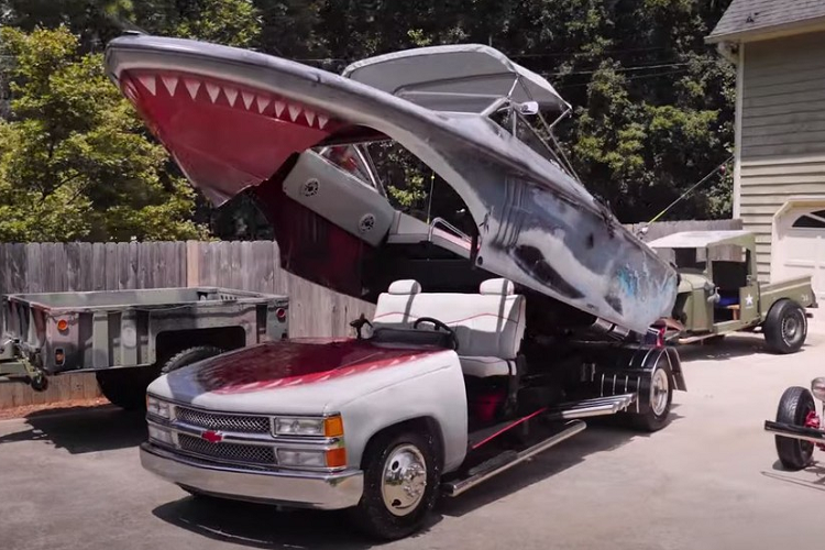 Cuộc sống không mấy vui vẻ nếu bạn liên tục kìm hãm bản chất “trẻ con” trong mình. Thực tế mà nói, cuộc sống con người có những lúc cần bạn hành động như một người trưởng thành và lúc khác để thực hiện ước mơ trẻ con của mình, và người chế tạo trong câu chuyện này chắc chắn nghiêng về vế sau nhiều hơn - và chiếc xe Shark Boat Chevry hàng độc này sẽ làm được điều đó.