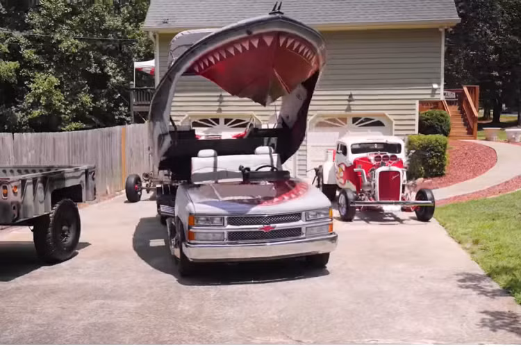 Được trang bị động cơ V8 dung tích 5.7 lít, Shark Boat Chevry nặng tới 2.721,5 kg và cao 2,13 mét. Nó có tầm nhìn rất kém, vì vậy Kurt phải dựa vào 4 camera khác nhau để đảm bảo an toàn trên đường. Nó cũng có khả năng xử lý hạn chế, vì Kurt đã hạ thấp phần đầu xe rất nhiều để có thể lắp vừa với chiếc thuyền ở trên, và điều đó có nghĩa là lốp xe sẽ chạm vào hốc bánh khi ông lái qua ổ gà.