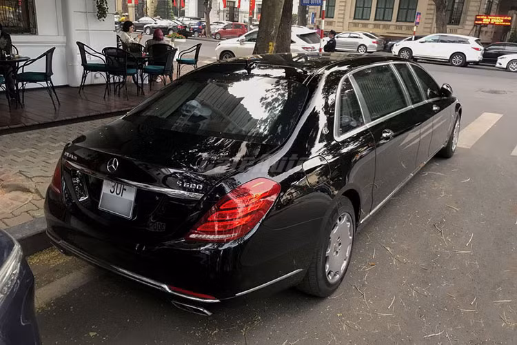 Các chi tiết ghế ngồi bằng da cao cấp đều được khâu hình quả trám kết hợp cùng gỗ Designo màu đen bóng chuyên dùng để tạo ra đàn Pianno, 2 ghế còn lại chủ yếu dành cho vệ sĩ ngồi quan sát và nếu không cần, có thể gập lại để tăng diện tích cho khoang hành khách cũng như có sự xuất hiện của 2 màn hình giải trí.