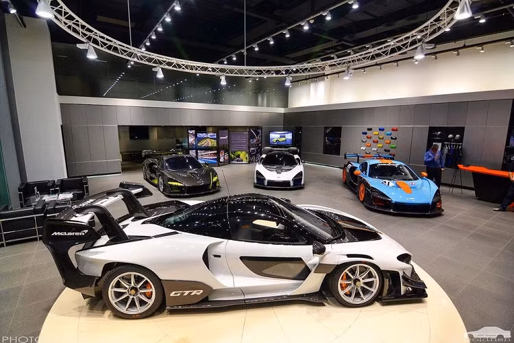 Siêu xe 3 chỗ ngồi của McLaren sử dụng động cơ hybrid bao gồm máy xăng V8, tăng áp kép, dung tích 4.0 lít, tạo ra công suất tối đa 746 mã lực và mô-men xoắn cực đại 799 Nm.