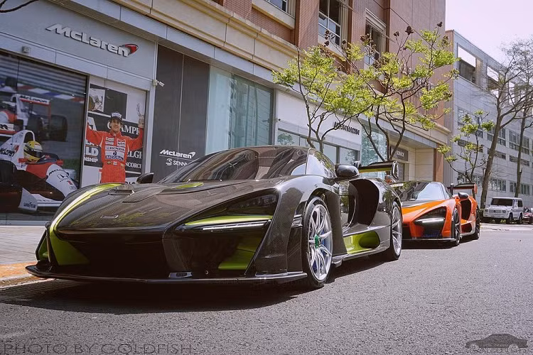 Hình ảnh do nhiếp ảnh gia Goldfish chia sẻ lên mạng xã hội cho thấy từ McLaren P1, McLaren Senna, siêu xe 3 chỗ ngồi McLaren Speedtail, McLaren Elva cho đến xe đua McLaren Senna GT R cũng đã xuất hiện ở đại lý xe McLaren ở Đài Loan.