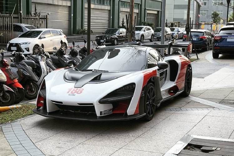 McLaren P1 có tổng công suất là 903 mã lực và mô-men xoắn cực đại 979 Nm. Nhờ hệ dẫn động hybird này, siêu xe hypercar McLaren P1 có thể tăng tốc từ vị trí xuất phát lên 100 km/h trong thời gian 2,8 giây trước khi đạt vận tốc tối đa 350 km/h.