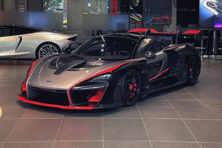 Siêu phẩm McLaren P1 sở hữu động cơ V8, dung tích 3,8 lít, tăng áp kép, sản sinh công suất tối đa 727 mã lực và mô-men xoắn cực đại 719 Nm. Bên cạnh đó, xe còn được trang bị mô-tơ điện với công suất tối đa 176 mã lực và mô-men xoắn cực đại 260 Nm.