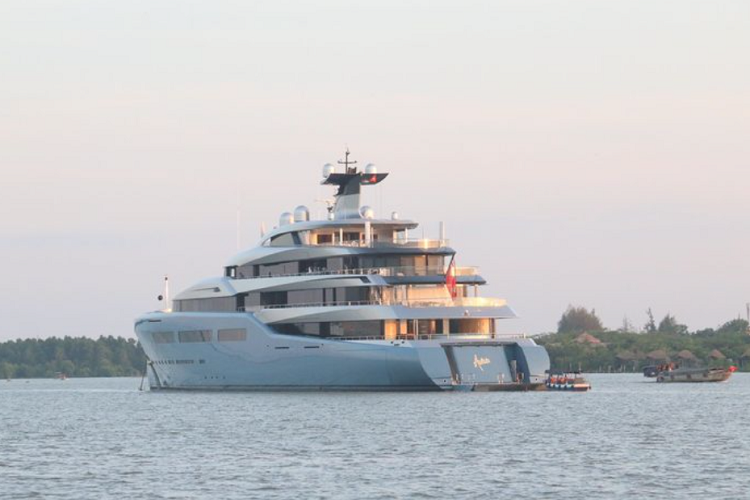 Aviva là tuyệt tác được tạo ra bởi những bậc thầy đứng đầu trong ngành hàng hải và thiết kế: xưởng đóng tàu Abeking &amp; Rasmussen của Đức và thiết kế nội - ngoại thất của Reymond Langton Design Ltd. 