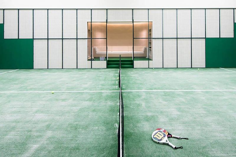 Thủy thủ đoàn vận hành du thuyền lên tới 35 người. Các phòng dành cho khách có kích thước rộng rãi như căn hộ. Ngoài tiện nghi xa xỉ của một siêu du thuyền thường thấy, Aviva còn có thêm rạp chiếu phim sức chứa lớn. Trong khi đó, khu vực ăn uống ở boong sau có cửa bọc da giúp tăng sự riêng tư và yên tĩnh. 