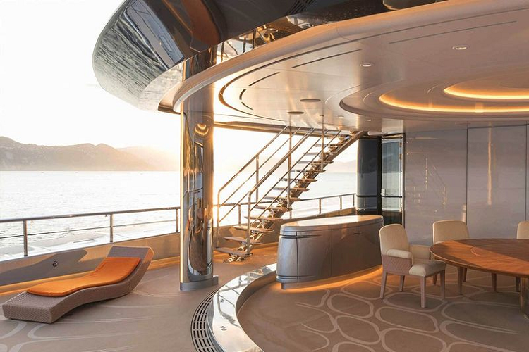 Bên cạnh đó, Aviva còn được trang bị "zero speed stabilizers" (Bộ ổn định tốc độ 0) giúp nó luôn giữ được độ ổn định khi neo đậu ngay cả ở vùng nước có sóng lớn. 