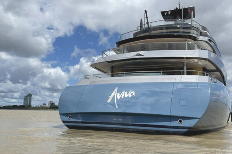 Siêu du thuyền Aviva 3200 tỷ đồng này là một trong những khối tài sản mà vị tỉ phú người Anh vô cùng ưa thích khi ông thường xuyên sử dụng phương tiện này để đi du ngoạn khắp nơi trên thế giới. "Aviva vừa là văn phòng, vừa là ngôi nhà của tôi phần lớn thời gian trong năm. Làm việc tại đây rất thư giãn vì Aviva có thể tới bất cứ đâu trên thế giới", tỷ phú người Anh khẳng định. 