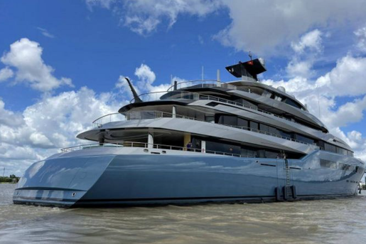 Joseph C. Lewis là một doanh nhân và nhà đầu tư người Anh. Theo thống kê của tờ Sunday Times năm 2021, Lewis có giá trị tài sản 4,33 tỷ USD. Ông Joe Lewis nổi tiếng với vai trò là chủ sở hữu CLB bóng đá Tottenham Hotspur. Ngoài ra, vị đại gia này còn sở hữu hàng chục công ty trên đa dạng ngành nghề ở nhiều quốc gia khác nhau. 