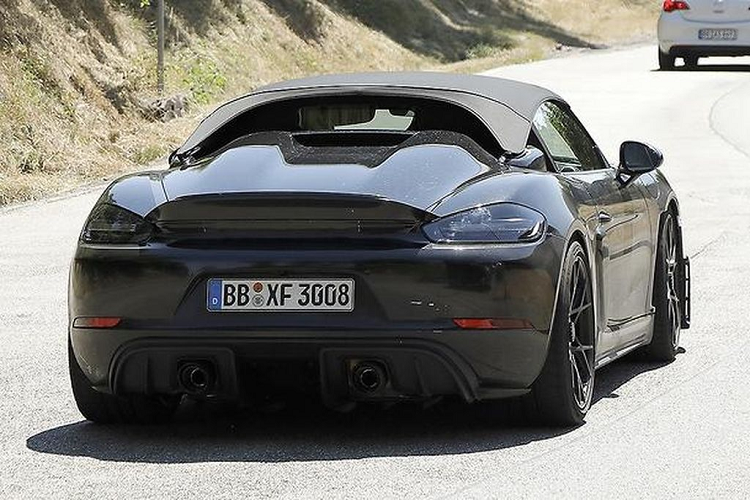 Về truyền động, dự đoán Porsche 718 Boxster Spyder RS mui trần sẽ dùng chung động cơ với Porsche 718 Cayman GT4 RS. Cụ thể, xe dùng động cơ 6 xy-lanh 4.0L hút khí tự nhiên nhưng được tinh chỉnh, sản sinh công suất 493 mã lực. Sức mạnh truyền tới cầu sau thông qua hộp số ly hợp kép.