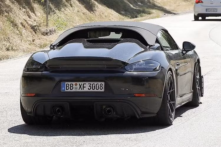 Về truyền động, dự đoán Porsche 718 Boxster Spyder RS mui trần sẽ dùng chung động cơ với Porsche 718 Cayman GT4 RS. Cụ thể, xe dùng động cơ 6 xy-lanh 4.0L hút khí tự nhiên nhưng được tinh chỉnh, sản sinh công suất 493 mã lực. Sức mạnh truyền tới cầu sau thông qua hộp số ly hợp kép.