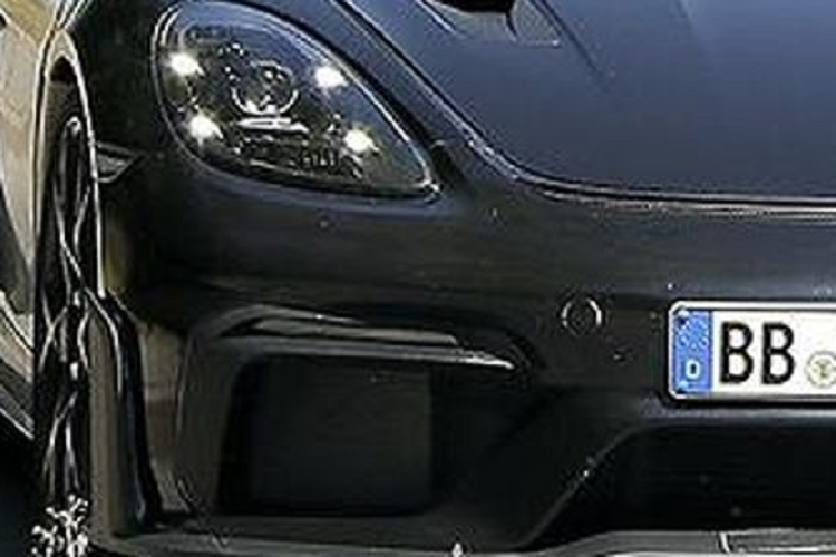 Nhìn từ phía sau, Porsche 718 Boxster Spyder RS có các lỗ thông hơi nghiêng về phía động cơ đặt giữa, nhằm bổ sung nhiều luồng không khí hơn để cung cấp năng lượng và làm mát khoang máy.