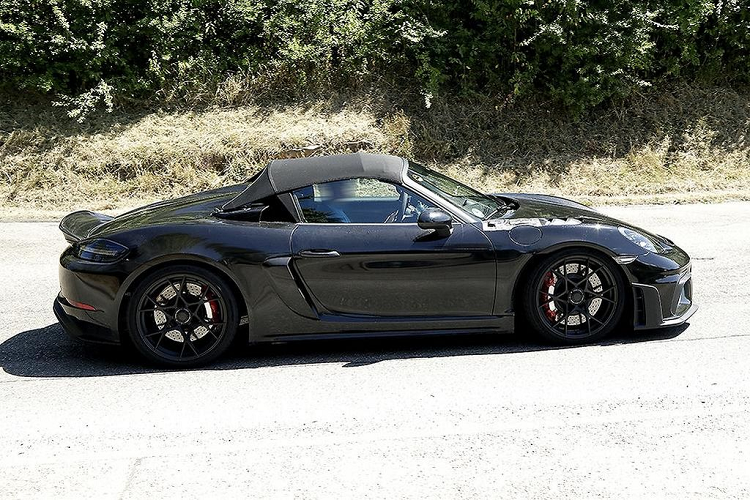 Tiếp đến là các hốc gió bên trông có vẻ lớn hơn, các ống dẫn Naca trên mui xe và lỗ thông hơi ở chắn bùn trước. Tiếp đến là các hốc gió bên trông có vẻ lớn hơn, các ống dẫn Naca trên mui xe và lỗ thông hơi ở chắn bùn trước.