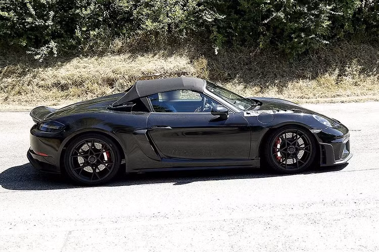 Tiếp đến là các hốc gió bên trông có vẻ lớn hơn, các ống dẫn Naca trên mui xe và lỗ thông hơi ở chắn bùn trước. Tiếp đến là các hốc gió bên trông có vẻ lớn hơn, các ống dẫn Naca trên mui xe và lỗ thông hơi ở chắn bùn trước.