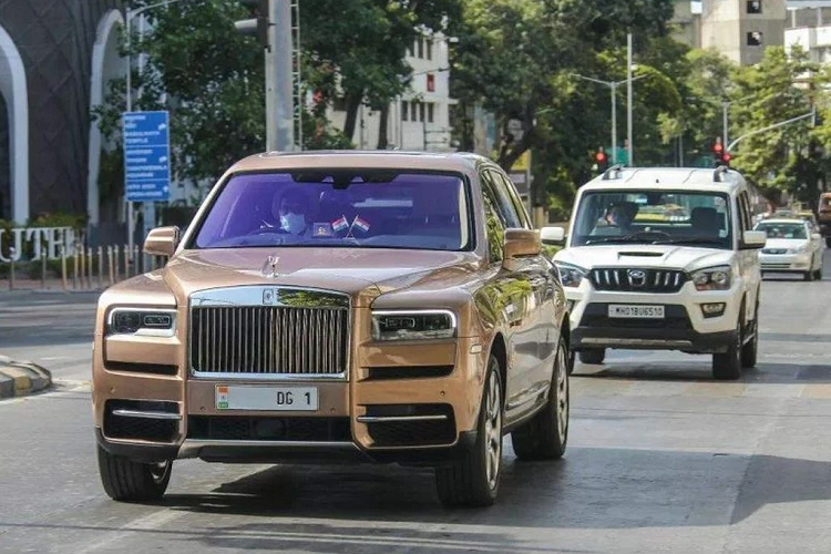 Là người giàu nhất Ấn Độ với giá trị tài sản ròng hơn 90 tỷ USD, việc Mukesh Ambani sở hữu chiếc xe hơi đắt nhất đất nước cũng là điều dễ hiểu. Giá trị ước tính của chiếc xe là 2 triệu USD và không phải là một mẫu hypercar. Đó là một chiếc Rolls-Royce Cullinan thửa riêng. Gia đình Ambani sở hữu tổng cộng 3 chiếc SUV của Rolls-Royce và chiếc thứ ba là đắt nhất (được cho là có giá khoảng 2 triệu USD).
