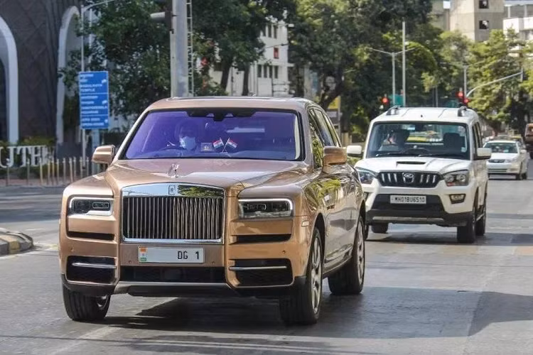 Là người giàu nhất Ấn Độ với giá trị tài sản ròng hơn 90 tỷ USD, việc Mukesh Ambani sở hữu chiếc xe hơi đắt nhất đất nước cũng là điều dễ hiểu. Giá trị ước tính của chiếc xe là 2 triệu USD và không phải là một mẫu hypercar. Đó là một chiếc Rolls-Royce Cullinan thửa riêng. Gia đình Ambani sở hữu tổng cộng 3 chiếc SUV của Rolls-Royce và chiếc thứ ba là đắt nhất (được cho là có giá khoảng 2 triệu USD).